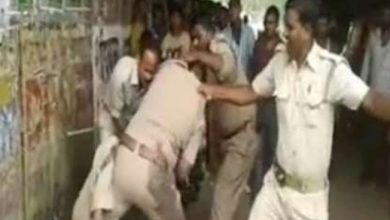 cops indulged in streetfight over share of bribe