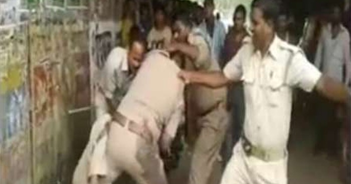 cops indulged in streetfight over share of bribe