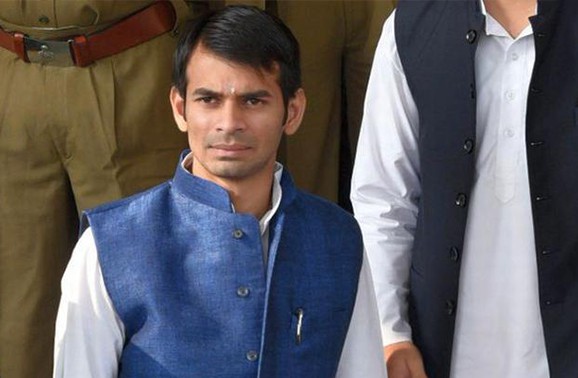 Lalu-Prasad’s-son-Tej-Pratap-yells-at-journalist