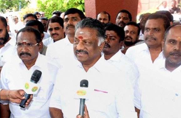 Panneerselvam-at-a-press-meet-in-Madura