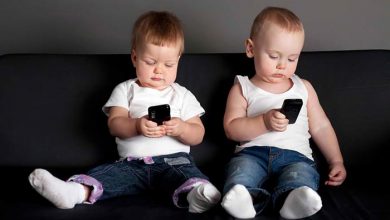 little-boy-and-girl-playing-with-mobile-phones