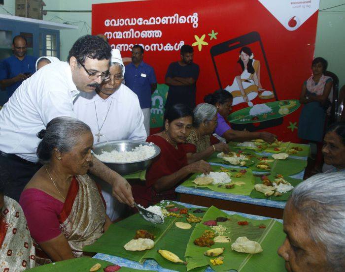 വോഡഫോണ്‍ കേരള ബിസിനസ് മേധാവി അജിത് ചതുര്‍വേദി എറണാകുളം കച്ചേരിപ്പടി ഹൗസ് ഓഫ് പ്രൊവിഡന്‍സിലെ അന്തോവാസികള്‍ വോഡഫോണ്‍ ഓണ വിരുന്ന് വിളമ്പുന്നു, സമീപം സിസ്റ്റര്‍ ജെസി റാഫേല്‍