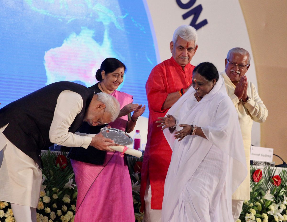 Amma-Receives-Swacchata-Award-from-Hon-PM1