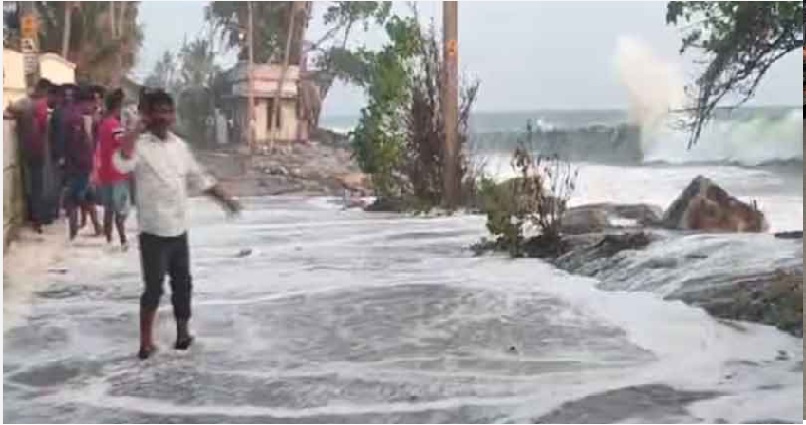 തിരുവനന്തപുരത്ത് രൂക്ഷമായ കടലാക്രമണം: മൂന്നു വീടുകളിലുള്ളവരെ ഒഴിപ്പിച്ചു: കടുത്ത ജാഗ്രതാ നിർദ്ദേശം