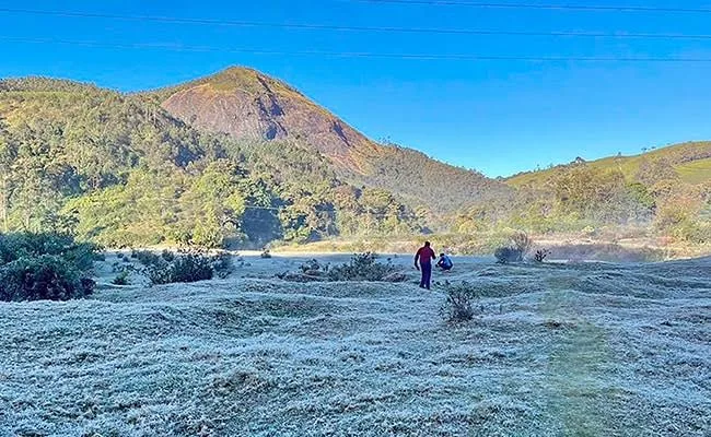 തണുത്തുറഞ്ഞ് മൂന്നാർ : താപനില മൈനസ് ഒന്ന് : വിനോദസഞ്ചാരികളുടെ കുത്തൊഴുക്ക്